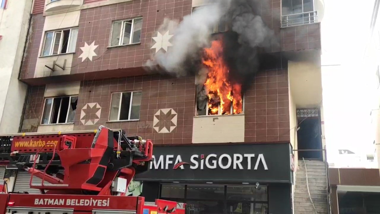 BATMAN’DA 3 KATLI BİR BİNANIN 1’NCİ KATINDA ÇIKAN YANGIN ÇEVREDE