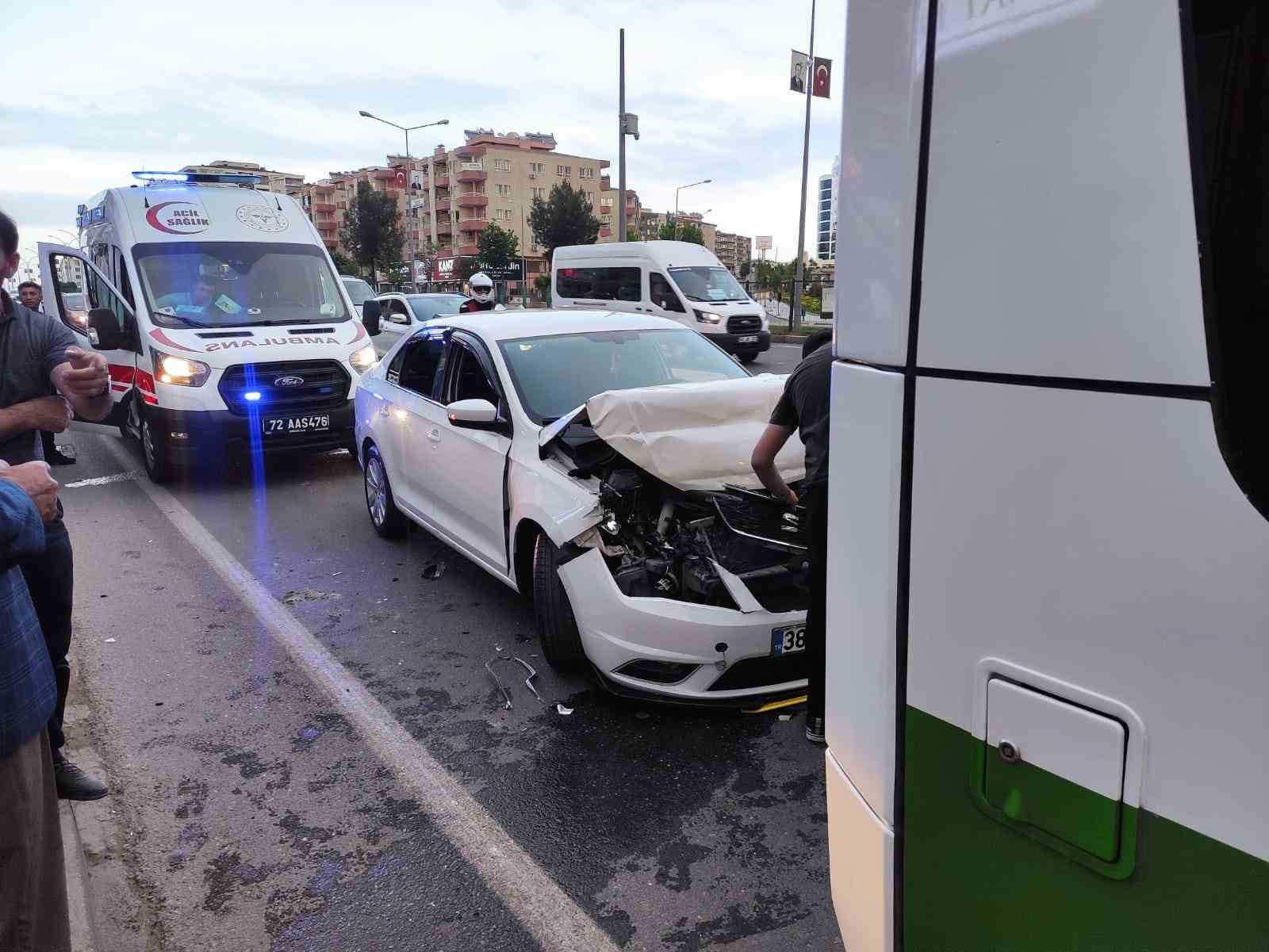 BATMAN KENT MERKEZİNDE OTOMOBİL İLE BELEDİYE AİT YOLCU OTOBÜSÜNÜN ÇARPIŞTIĞI