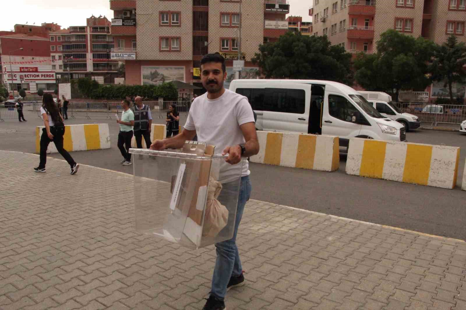 BATMAN’DA 13’NCÜ CUMHURBAŞKANLIĞI SEÇİMLERİNDE SANDIKLARIN KAPANMASIYLA BİRLİKTE OY PUSULALARININ BULUNDUĞU