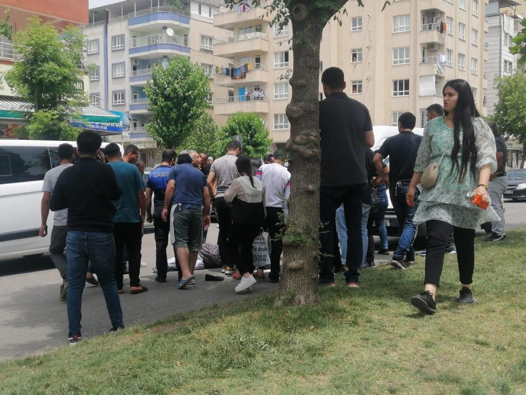 BATMAN’DA KARŞIDAN KARŞIYA GEÇMEK İSTEYEN KADINA ÇARPTI. ÇARPMANIN ETKİSİYLE YERE