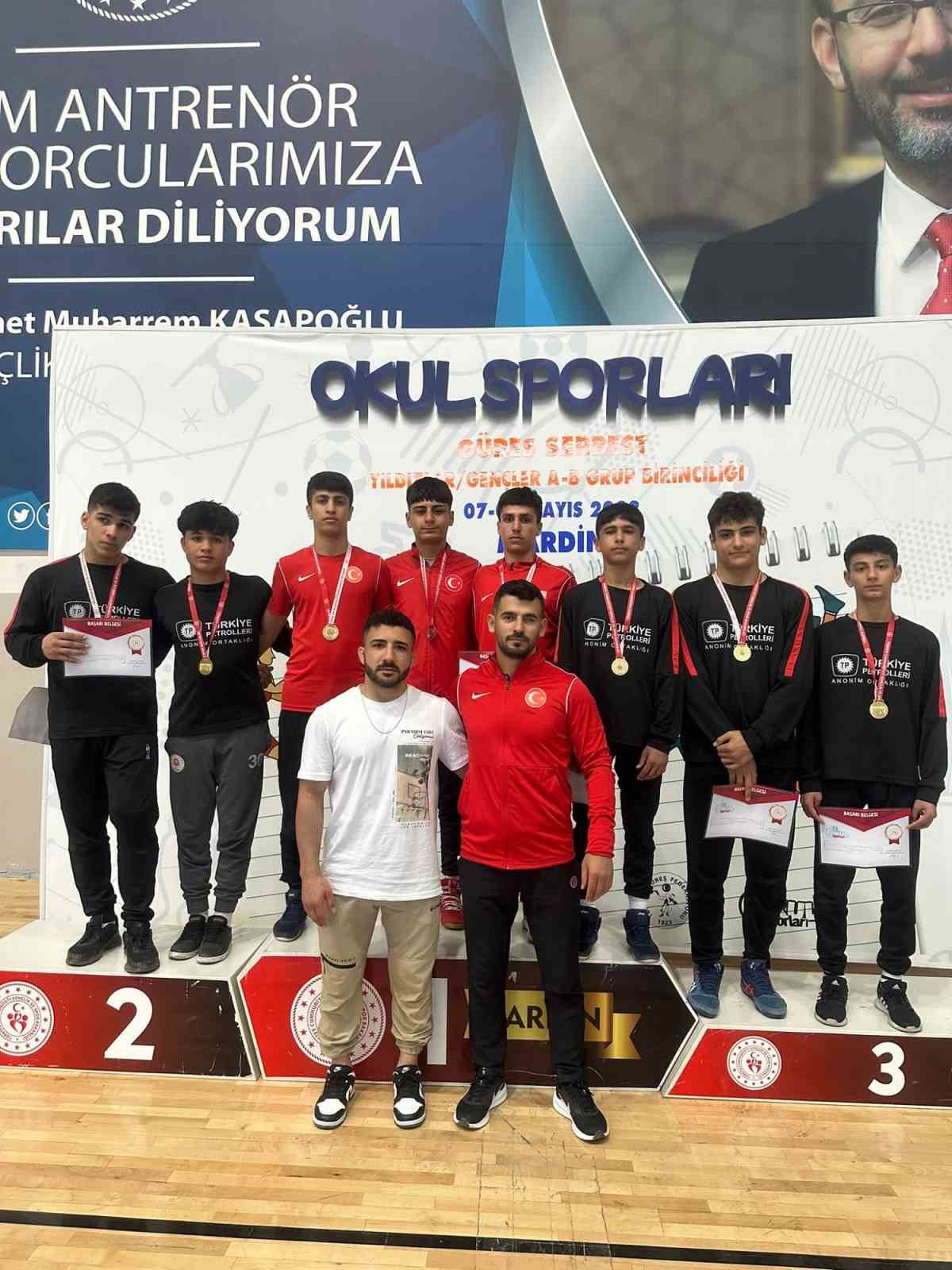 MARDİN'DE YAPILAN OKUL SPORLARI GÜREŞ MÜSABAKALARINDA BATMAN'DAN KATILAN TAKIMLAR TOPLAMDA