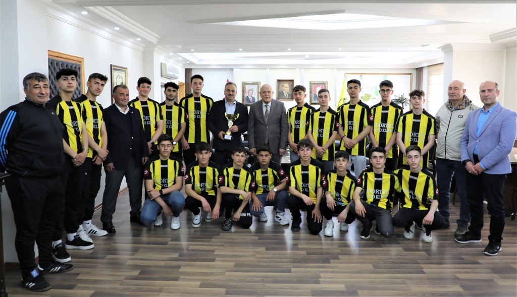 ŞAMPİYONLUK KUPASINI ALAN SPORCULAR KULÜP BAŞKANI VE BELEDİYE BAŞKAN YARDIMCISI