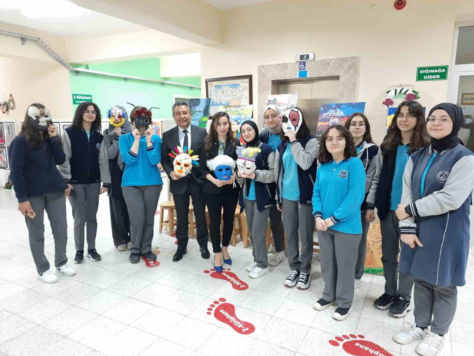 BAYBURT FEN LİSESİNDE GELENEKSEL GÖRSEL SANATLAR SERGİSİ