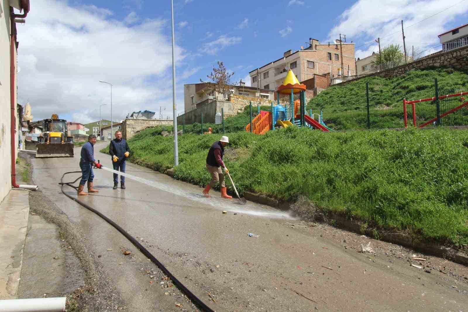 BAYBURT’TA ÇEVRE TEMİZLİK ÇALIŞMALARI SÜRÜYOR