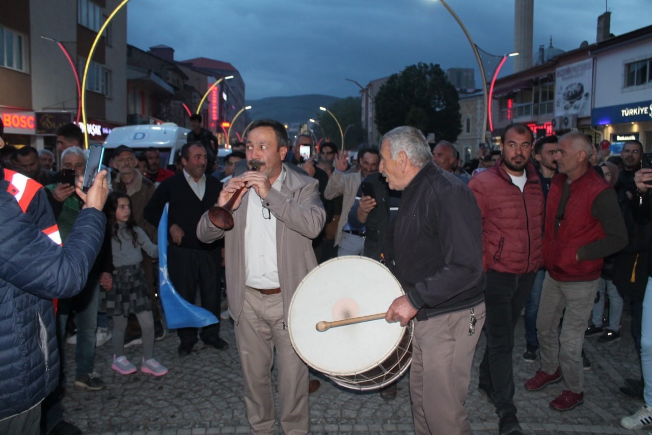 BAYBURT'TA DAVUL ZURNALI SEÇİM KUTLAMASI ERKEN SAATLERDE BAŞLADI