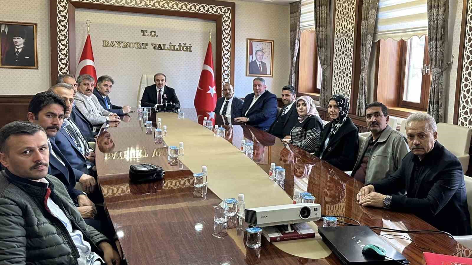 BAYBURT’TA KURULACAK SÜNGER FABRİKASINDA İMZALAR ATILDI