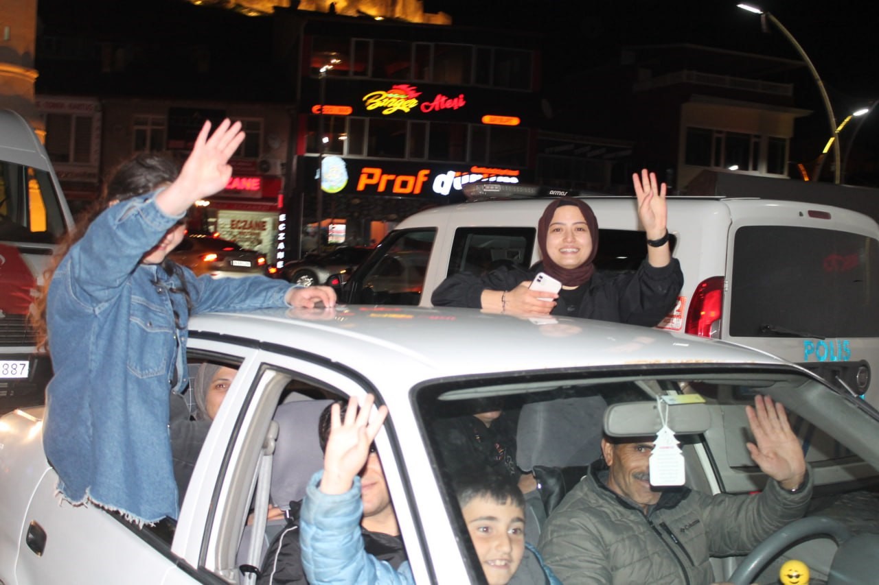 BAYBURT'TA SEÇİM KUTLAMASI GECE GEÇ SAATLERE KADAR DEVAM ETTİ