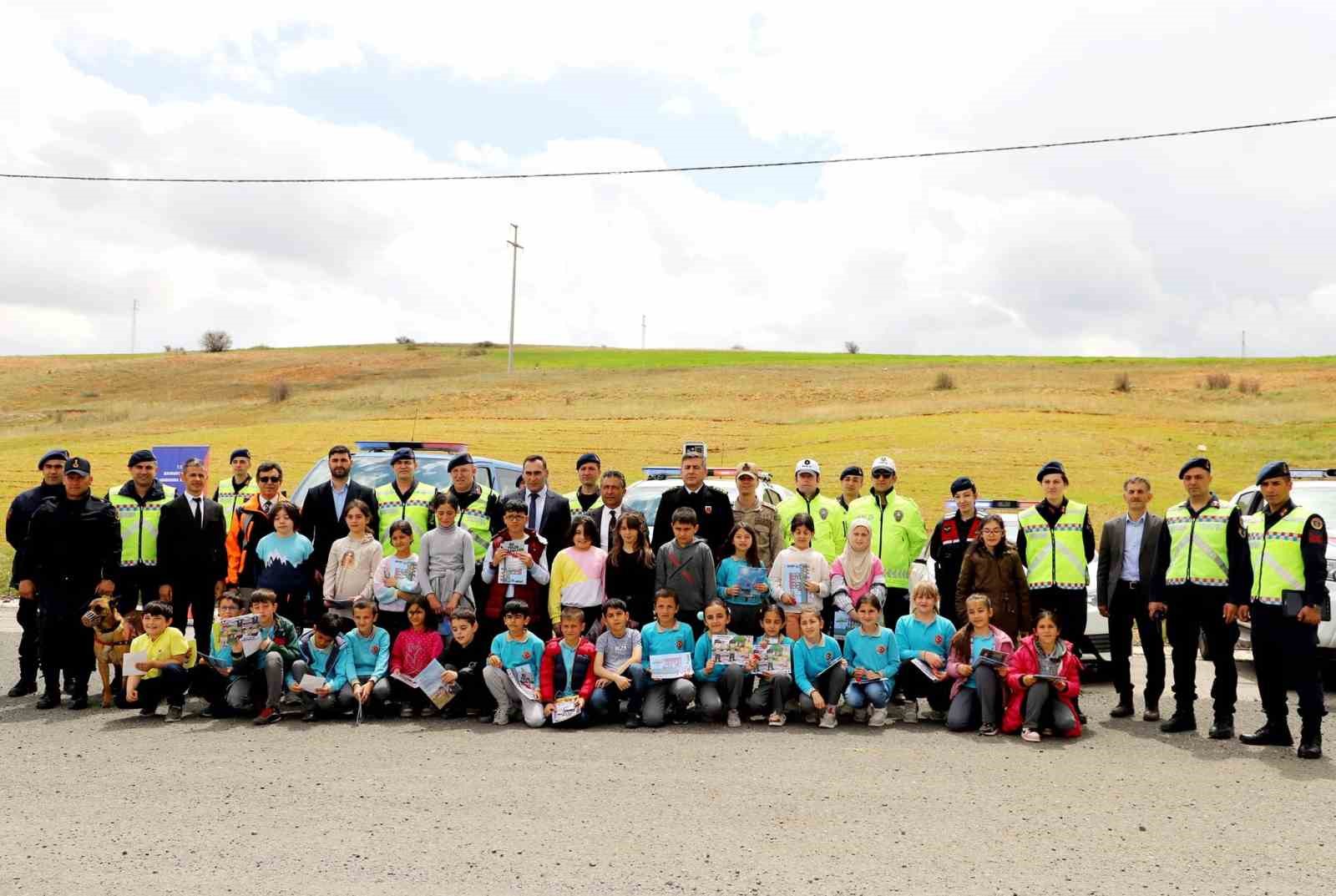 KARAYOLU TRAFİK HAFTASI NEDENİYLE BAYBURT’TA DEVAM EDEN ETKİNLİKLER DAHİLİNDE ÖĞRENCİLER,