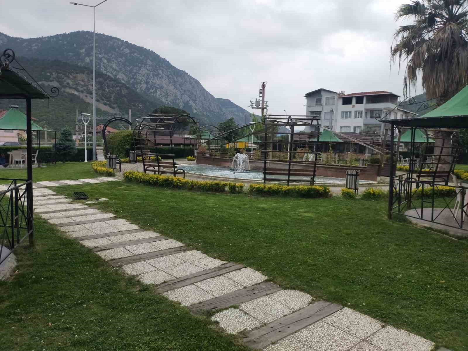 BAYIRKÖY BELDE BELEDİYESİNE BAĞLI EKİPLER PARKLARDA BULUNAN YABANİ OT TEMİZLEME,