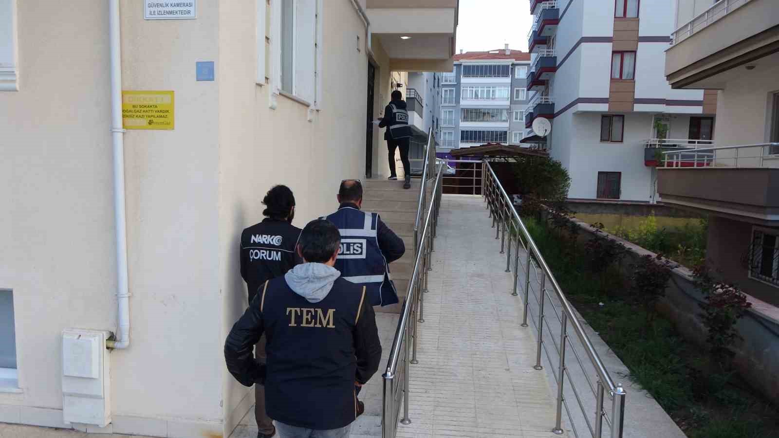 ÇORUM’DA POLİS EKİPLERİ, SABAHIN İLK IŞIKLARIYLA BİRLİKTE ÇOK SAYIDA ADRESE