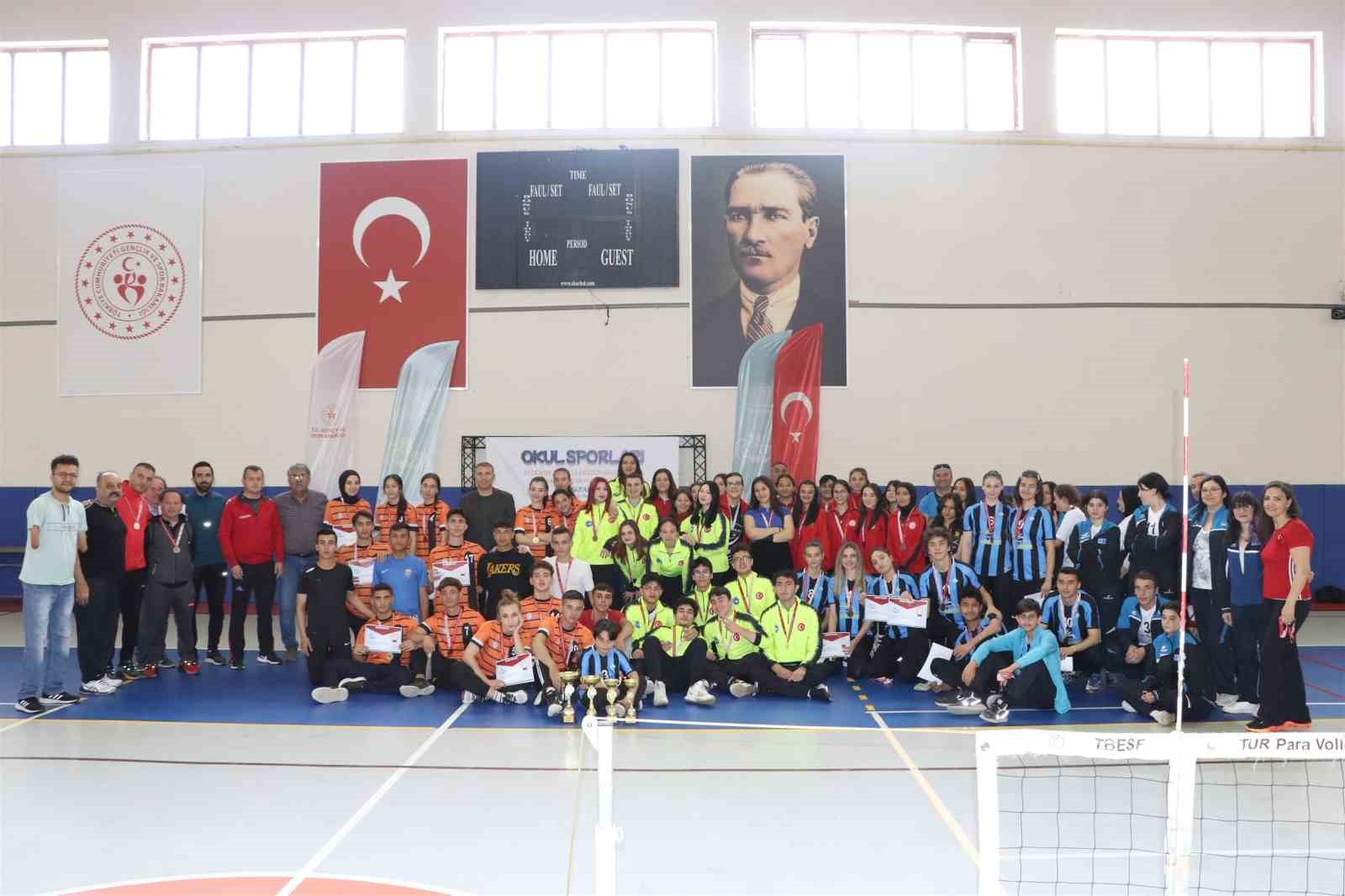 KARAMAN’DA DÜZENLENEN OKUL SPORLARI BEDENSEL ENGELLİLER OTURARAK VOLEYBOL YILDIZLAR VE