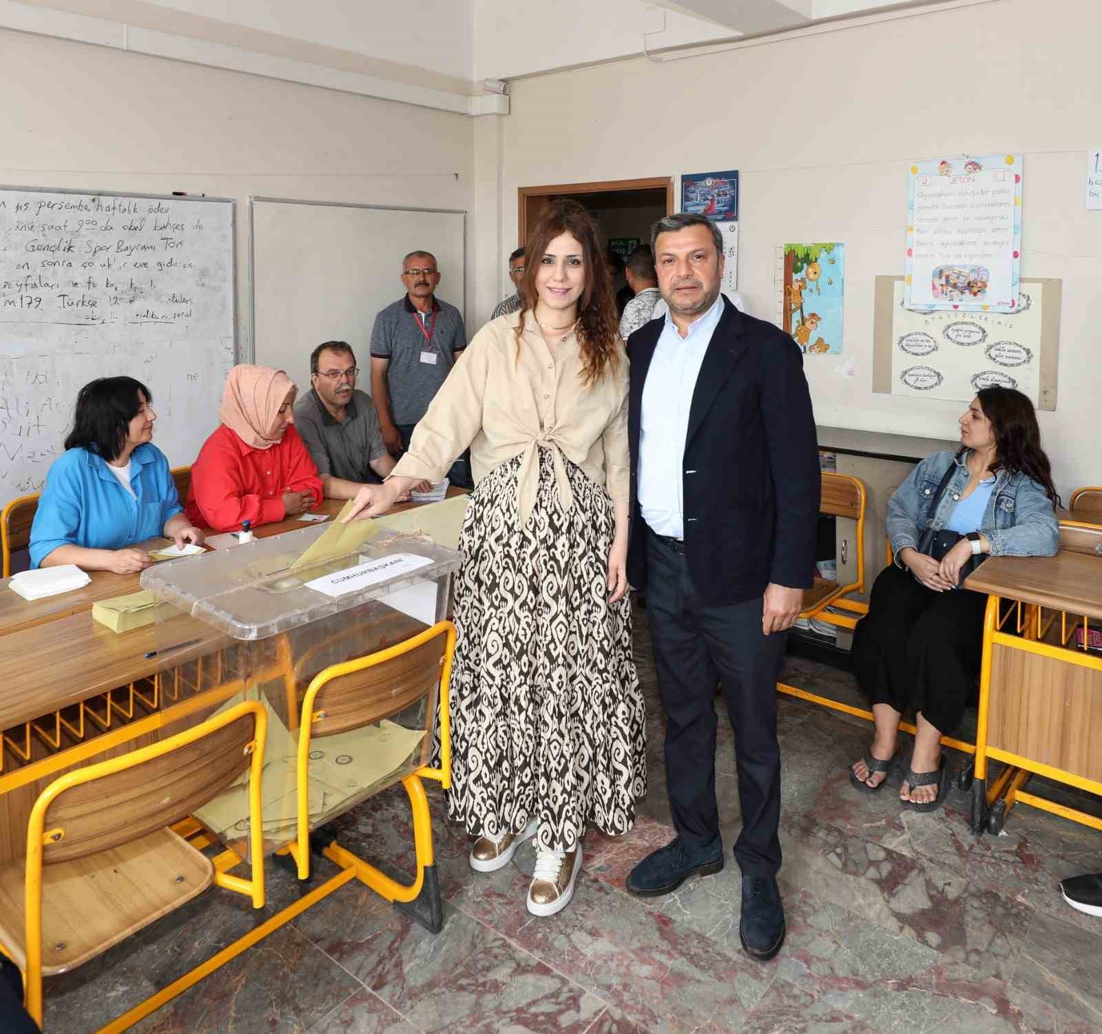 YÜREĞİR BELEDİYE BAŞKANI FATİH KOCAİSPİR EŞİYLE BİRLİKTE OY KULLANDI
