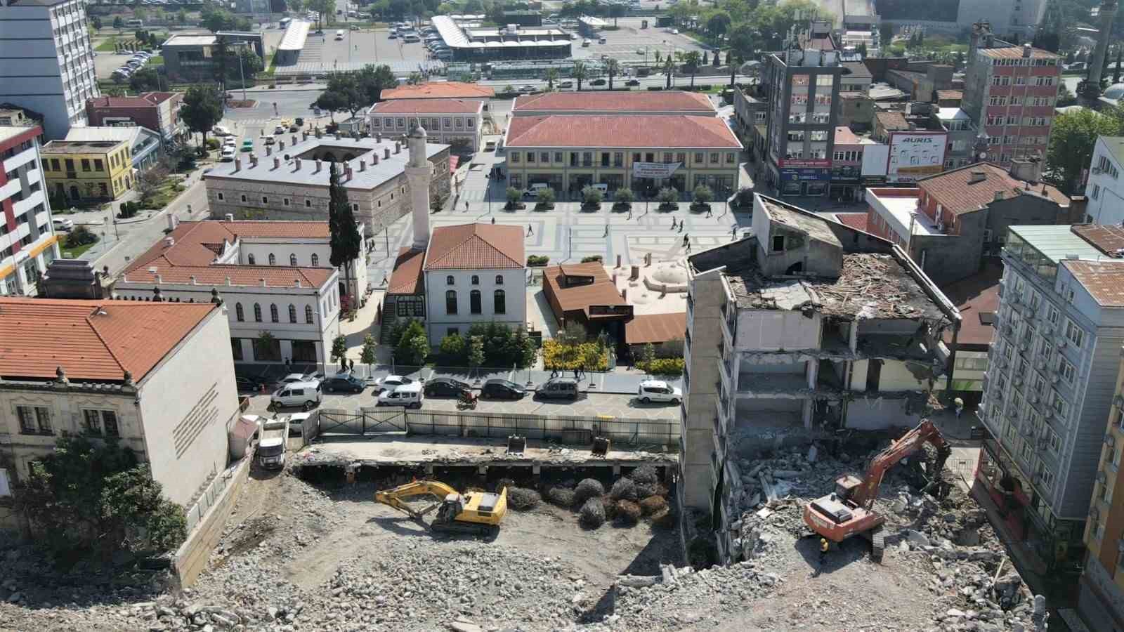 AMSUN BÜYÜKŞEHİR BELEDİYESİ’NİN SAATHANE MEYDANI PROJESİ KAPSAMINDA BAŞLATILAN 5 KATLI