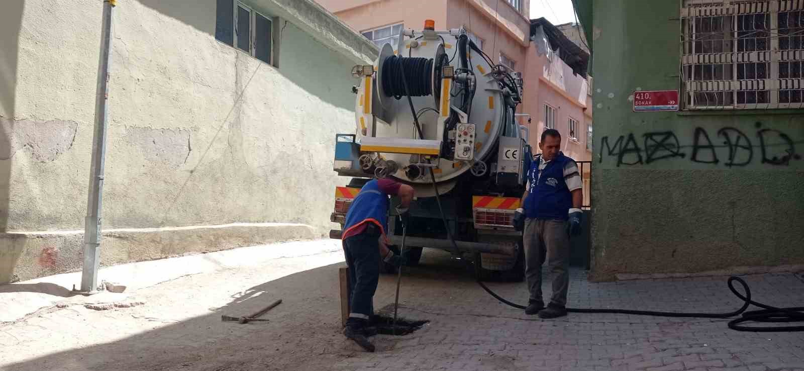 SİİRT BELEDİYESİ, ATIKLAR NEDENİYLE TIKANAN MAZGAL VE RÖGARLARI TEMİZLEYEREK OLUMSUZLUKLARI