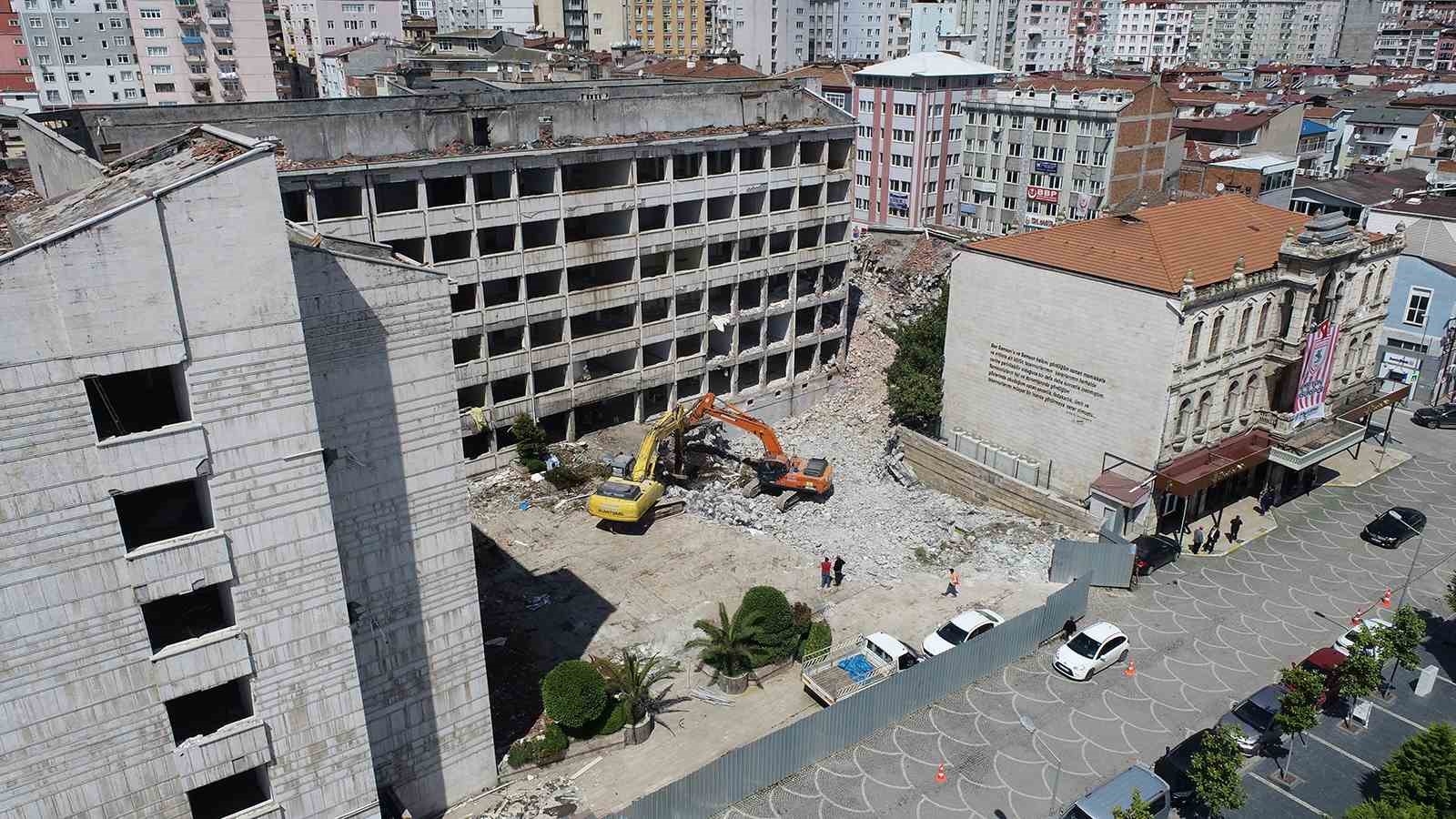YIKIMIN ARDINDAN HİZMET BİNASININ YERİNE SAATHANE MEYDANI'NDAKİ TARİHİ DOKUYA UYGUN
