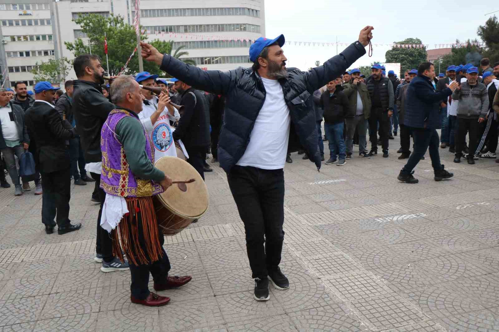 SAMSUN’DA BELEDİYELERDE ÇALIŞAN DAİMİ ŞİRKET İŞÇİLERİ MEYDANDA TOPLANARAK, DAVUL –