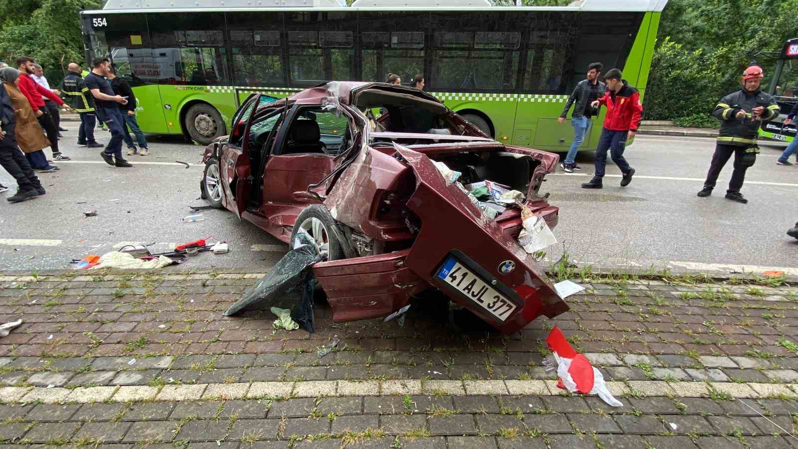 KOCAELİ'NİN İZMİT İLÇESİNDE BELEDİYE OTOBÜSÜ İLE ÇARPIŞAN OTOMOBİL ADETA HURDAYA