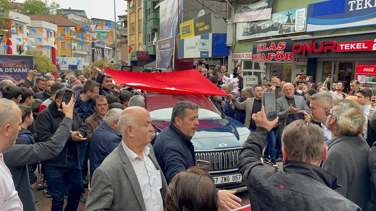 YERLİ VE MİLLİ İMKANLARLA ÜRETİLEN TOGG, ÇAYCUMA'DA VATANDAŞLARIN ADETA SEVGİ