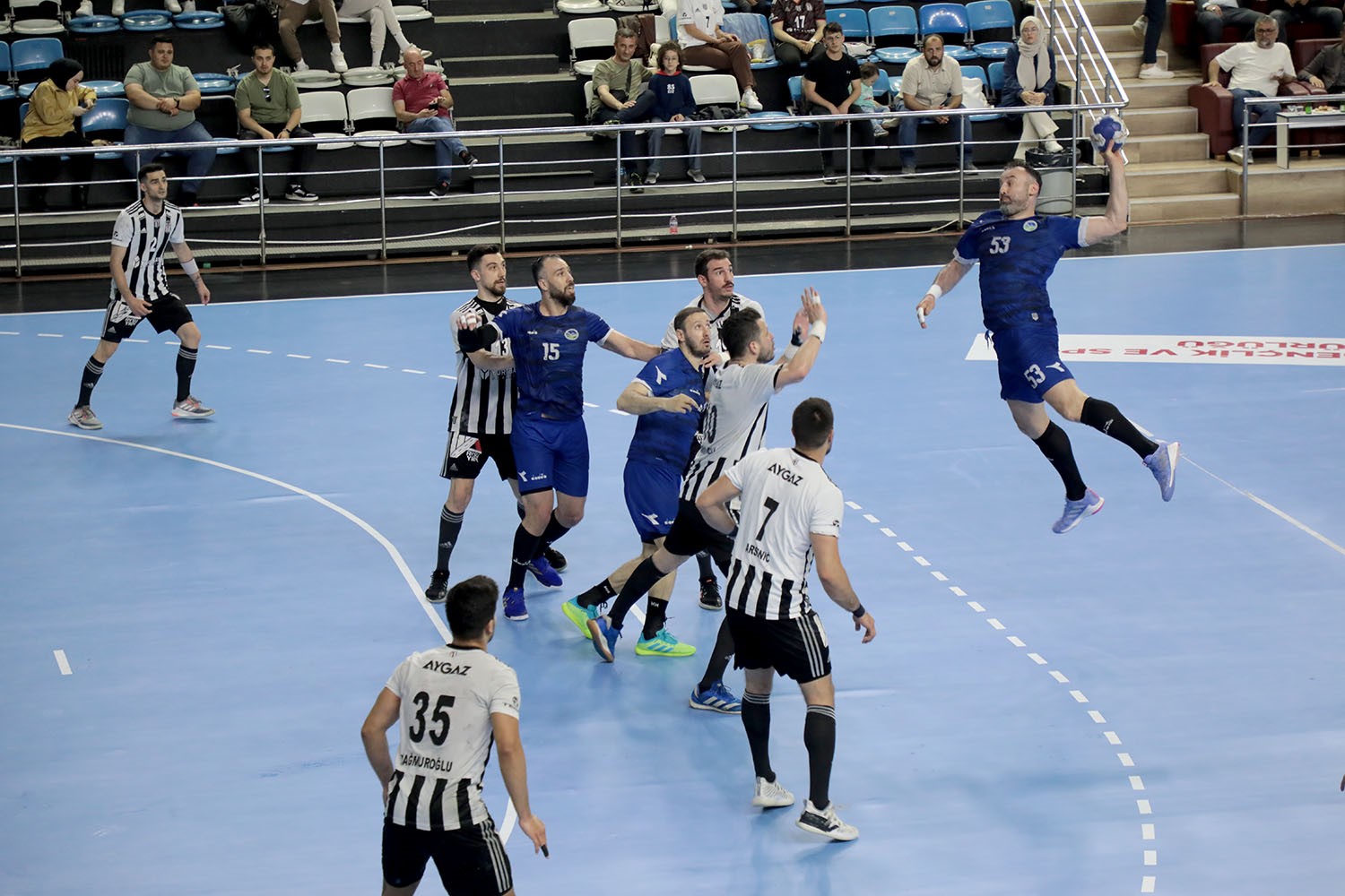 ERKEKLER HENTBOL SÜPER LİGİ PLAY-OFF YARI FİNALİNDE BEŞİKTAŞ’I SAHASINDA 36-33