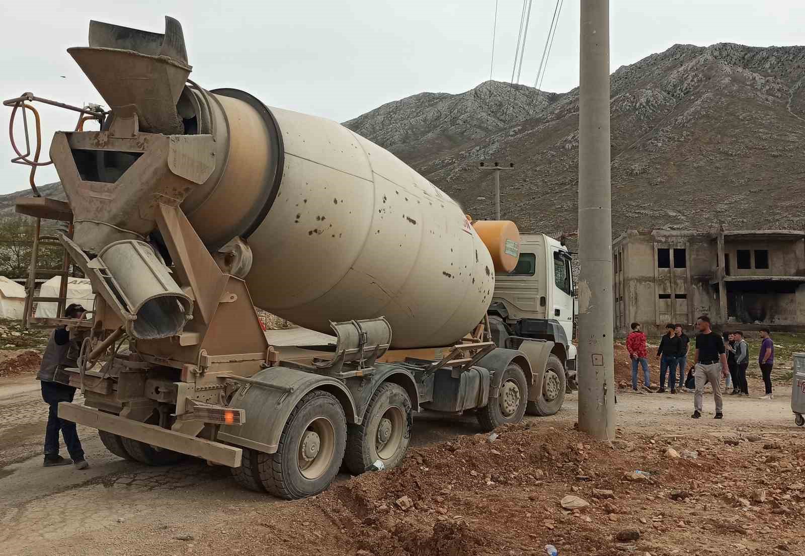 KAHRAMANMARAŞ’IN ELBİSTAN İLÇESİNDE BETON MİKSERİNİN ALTINDA KALAN 16 YAŞINDAKİ KIZ