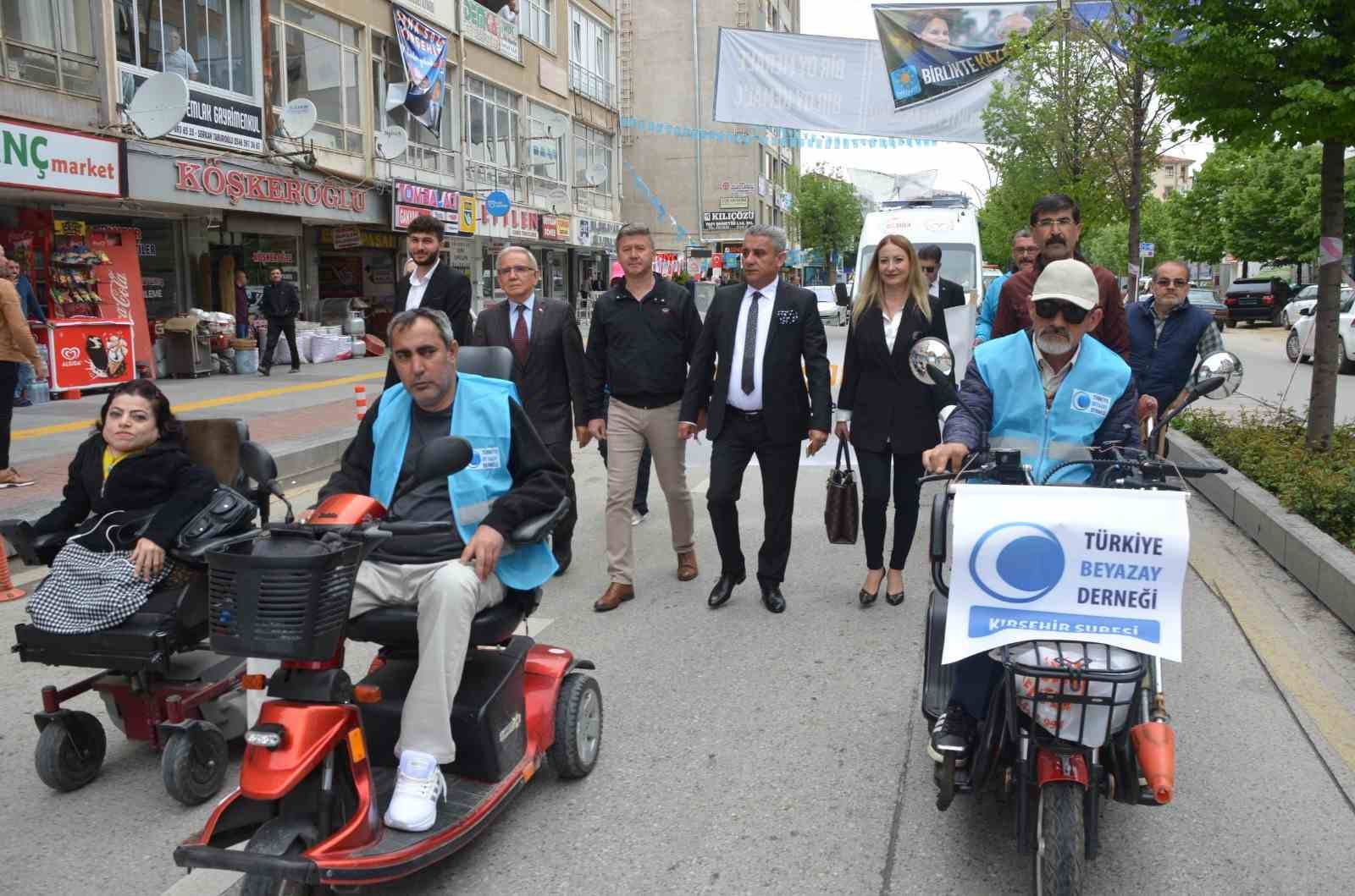 BEYAZAY DERNEĞİ, ENGELLERİN KALKMASI İÇİN YÜRÜDÜ