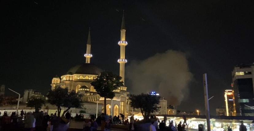 İSTANBUL'UN BEYOĞLU İLÇESİNDE TADİLAT YAPILAN İKİ KATLI GECE KULÜBÜNDE YANGIN