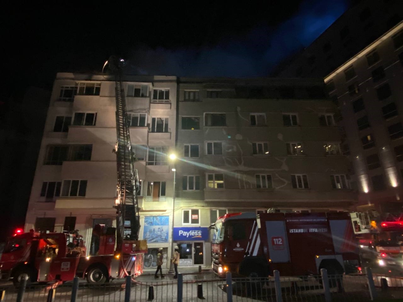 BEYOĞLU'NDA 5 KATLI METRUK BİNANIN ÇATISI ALEV ALEV YANDI