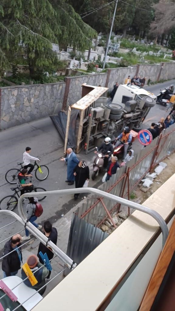 BEYOĞLU'NDA DEMİR YÜKLÜ KAMYON, SOKAĞA GİRECEĞİ ESNADA AŞIRI YÜK NEDENİYLE