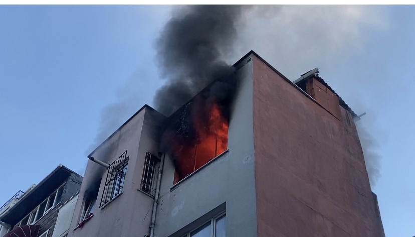BEYOĞLU’NDA KORKUTAN YANGIN: 4 KATLI BİNANIN ÇATI KATI ALEV ALEV