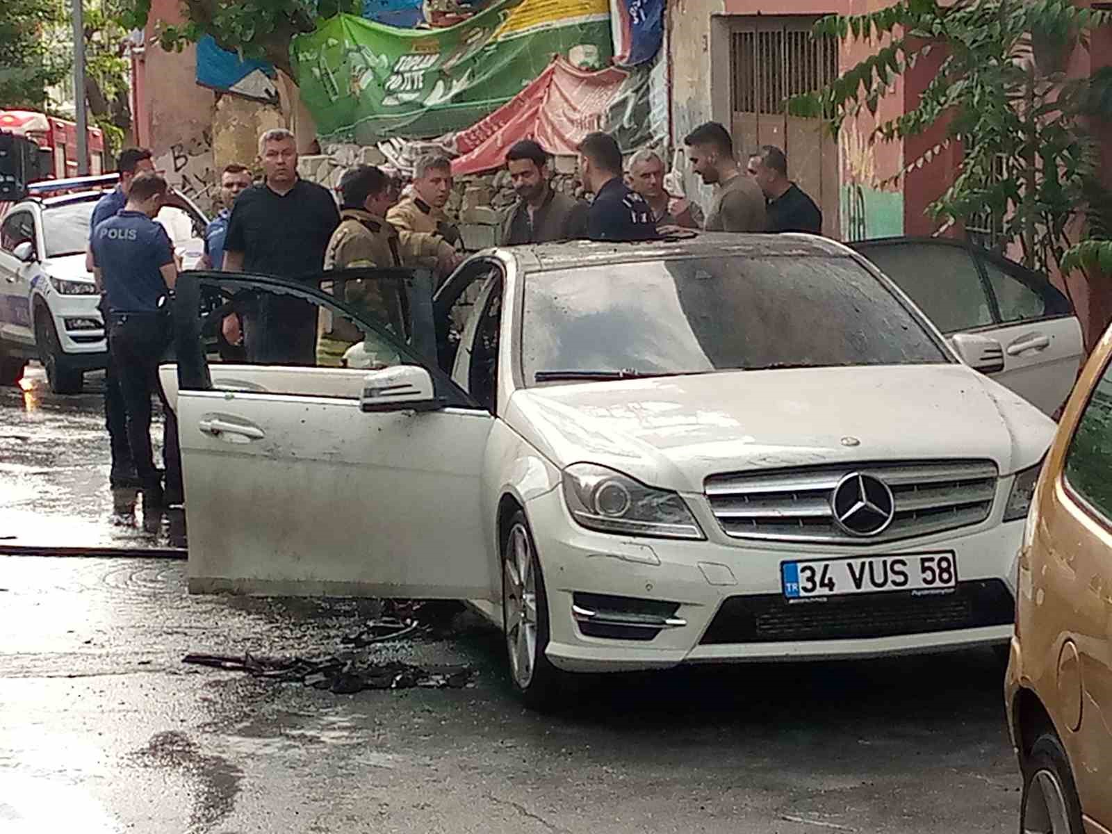 BEYOĞLU'NDA PARK HALİNDEKİ ARAÇ BİR ANDA ALEV ALDI. TEKNİK BİR