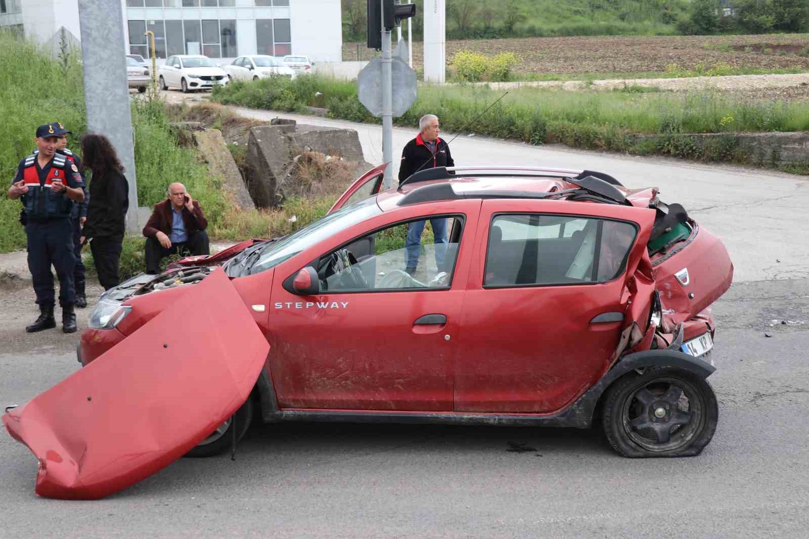 BOLU’DA D-100 KARAYOLUNDA TRAFİK IŞIKLARINDA YAVAŞLAYAN CİPE BEYPİLİÇ FİRMASINA AİT