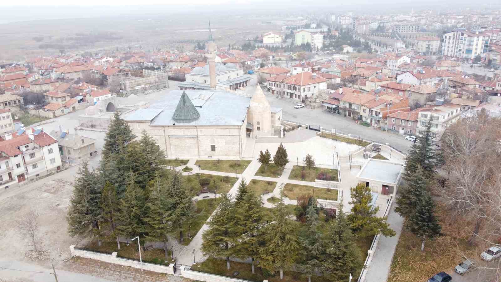 KONYA’NIN BEYŞEHİR İLÇESİNDE, TARİHİ EŞREFOĞLU SÜLEYMAN BEY CAMİSİ’Nİ GERİDE KALAN