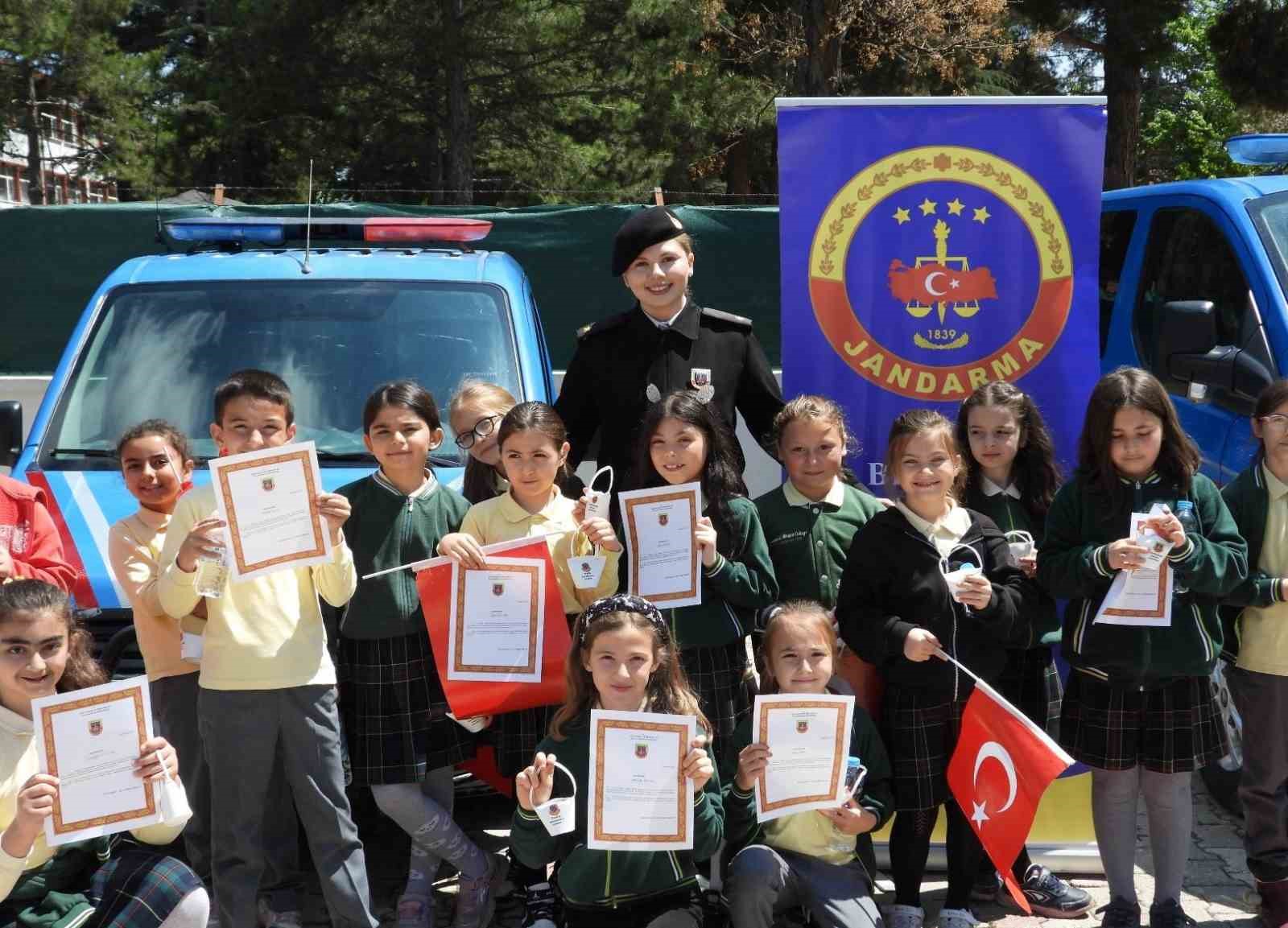 BİLECİK'TE BİR İLKOKULUNDA ÖĞRENCİLERE JANDARMA TARAFINDAN TRAFİK DENETİMLERDE KULLANDIĞI ARAÇ