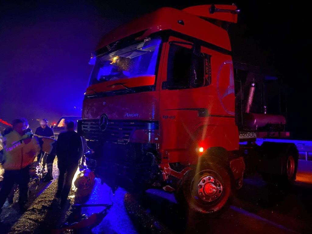 BİLECİK'TE KONTROLDEN ÇIKAN TIR REFÜJE ÇARPARKEN, 2 KİŞİ YARALANDI