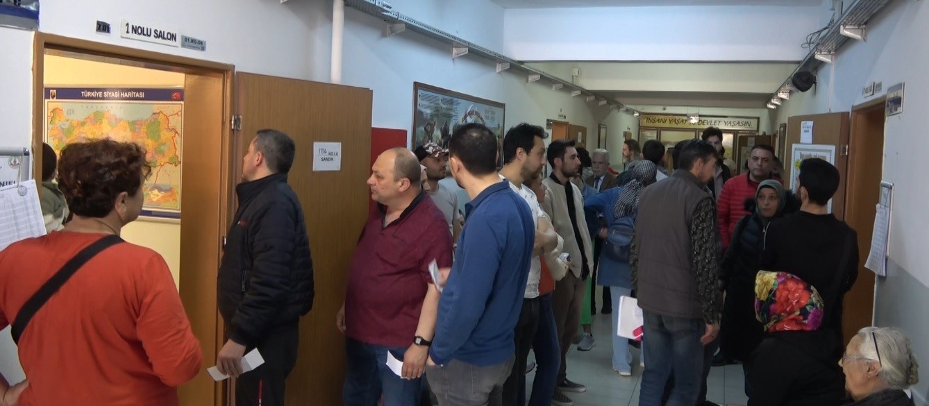 BİLECİK'TE SEÇMENLER SANDIK BAŞLARINDA UZUN KUYRUKLAR OLUŞTURDU
