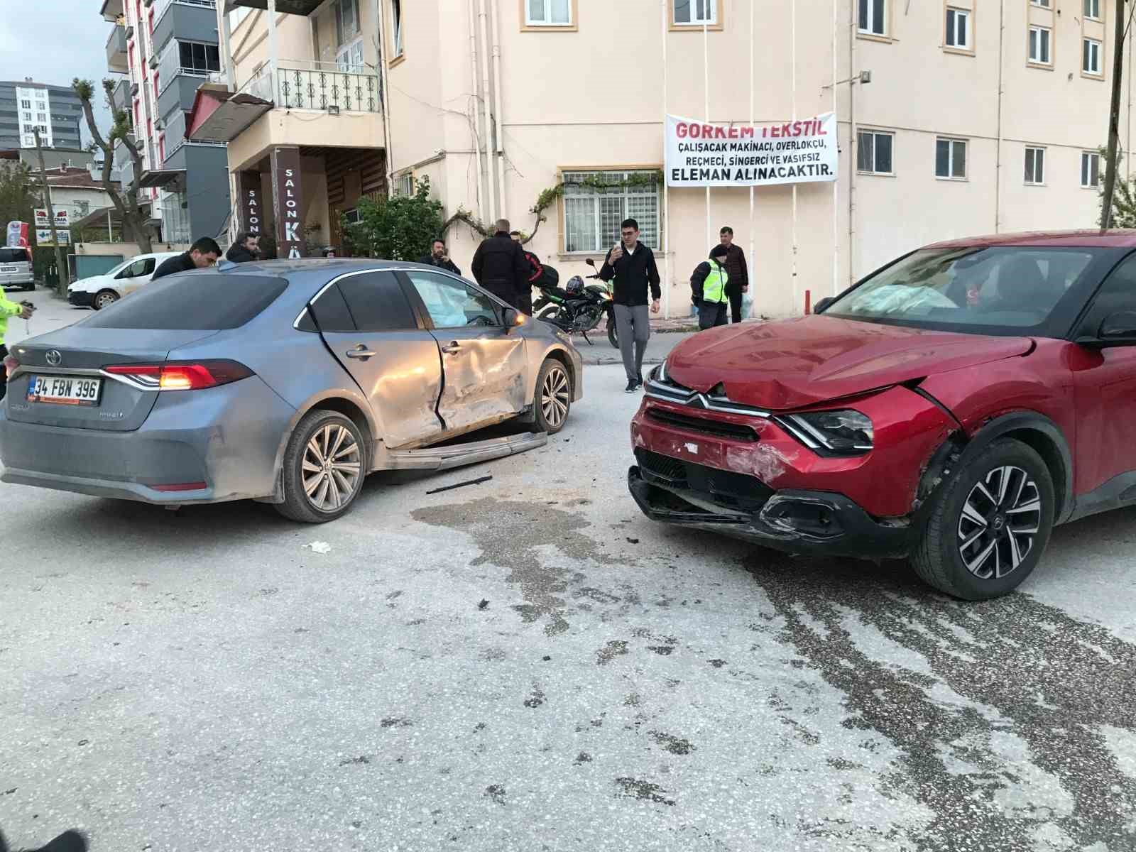 BİLECİK'TE YAŞANAN TRAFİK KAZASINDA 3 KİŞİ YARALANDI
