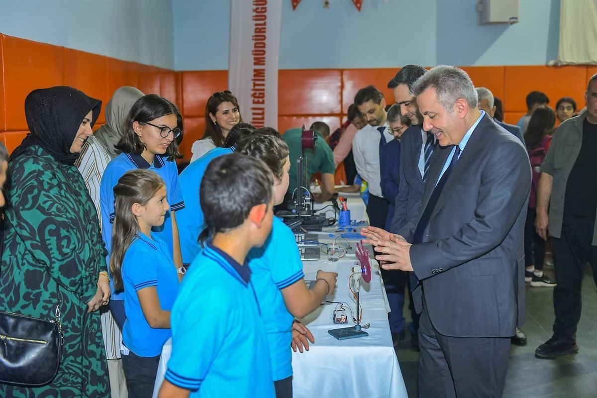 ADANA’NIN KOZAN İLÇESİNDE DÜZENLENEN KODLA KOZAN ROBOTİK VE KODLAMA ŞENLİĞİNDE