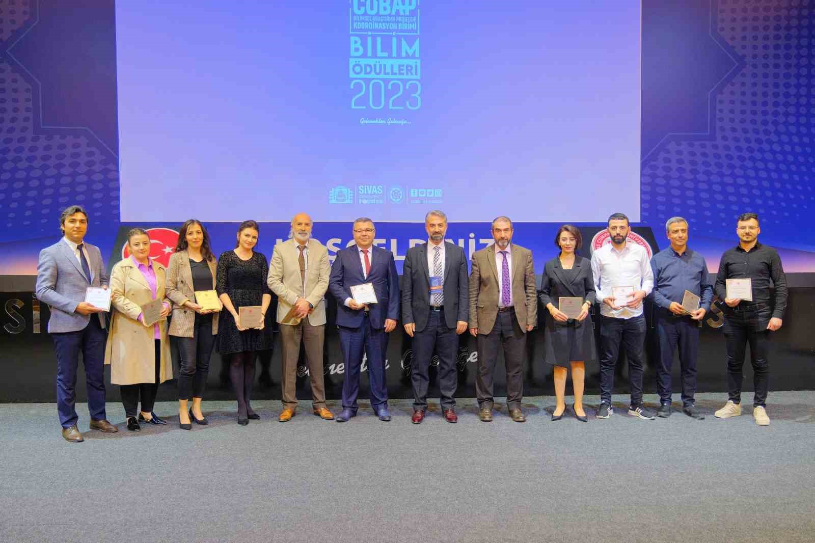 SİVAS CUMHURİYET ÜNİVERSİTESİ (SCÜ) 2023 BİLİM ÖDÜLLERİ GERÇEKLEŞTİRİLEN TÖRENLE SAHİPLERİNİ