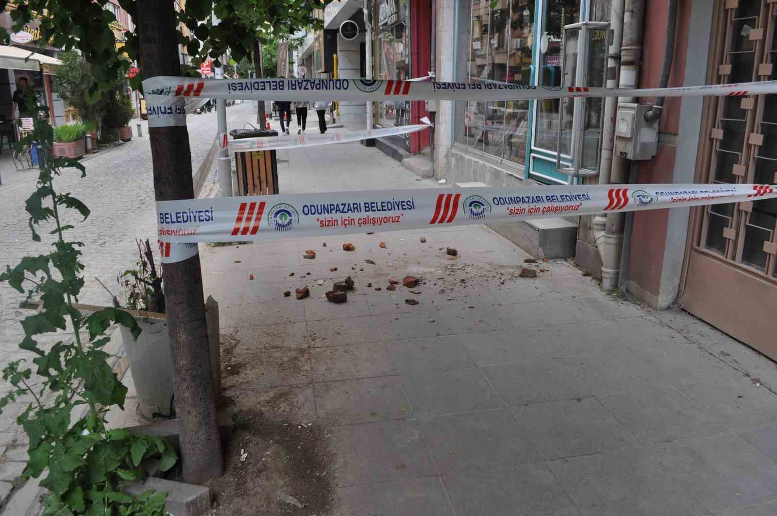 DEMİRCİLER SOKAK'TA BİR BİNADAN DÜŞEN BETON PARÇALARI