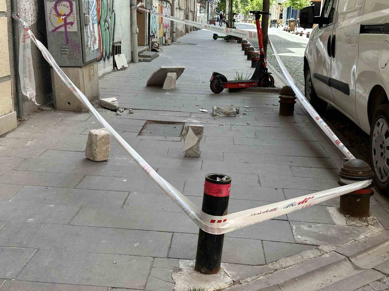ESKİŞEHİR’DE BİR ARA SOKAKTA BULUNAN BİNADAN DÜŞEN BETON PARÇALARI VATANDAŞLARI