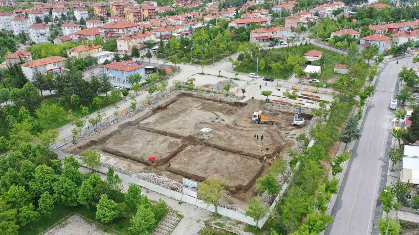 ISPARTA BELEDİYESİ’NİN BİNBİREVLER MAHALLESİ’NDE İNŞA ETTİĞİ KAPALI PAZARYERİNİN ÇALIŞMALARI ARALIKSIZ