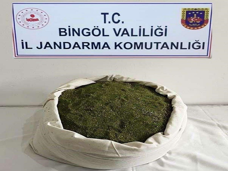 BİNGÖL’DE İL JANDARMA KOMUTANLIĞI, ARAZİDE ÇUVAL İÇİNE GİZLEMİŞ 21 KİLO