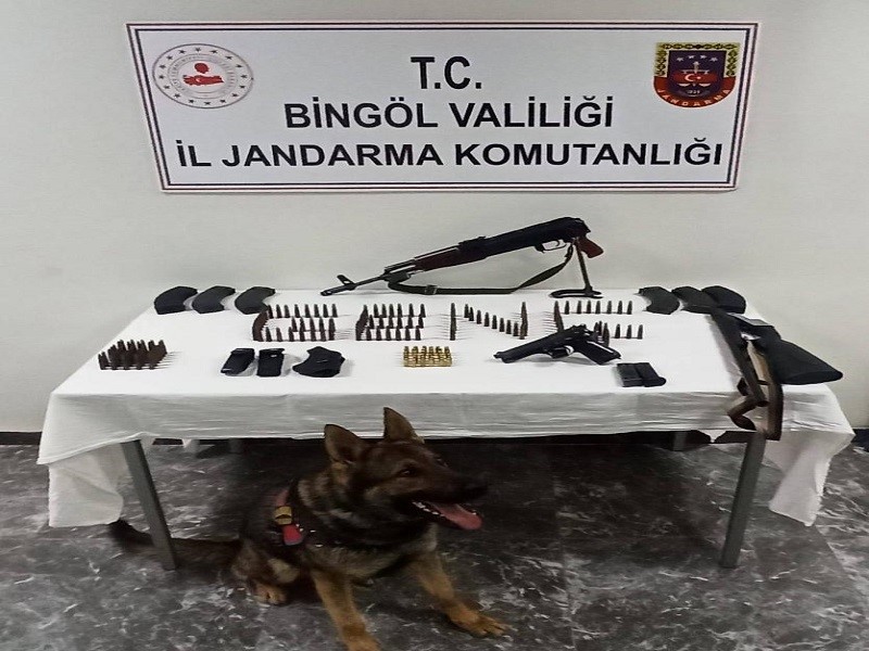BİNGÖL’ÜN GENÇ İLÇESİNDEKİ YOL KONTROL NOKTASINDA DURDURULAN BİR ARAÇ İÇERİSİNDE