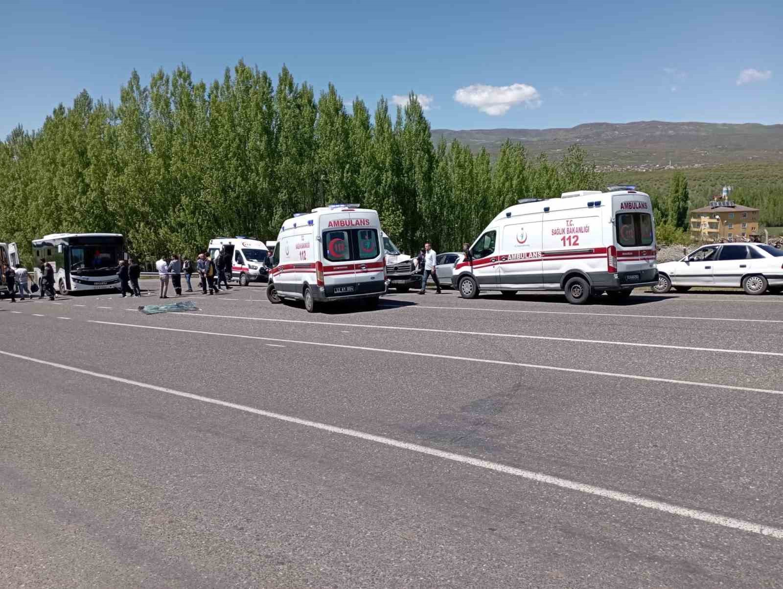 BİNGÖL’DE ÖZEL HALK OTOBÜSÜ VE MİNİBÜSÜN ÇARPIŞMASI SONUCU 14 KİŞİ