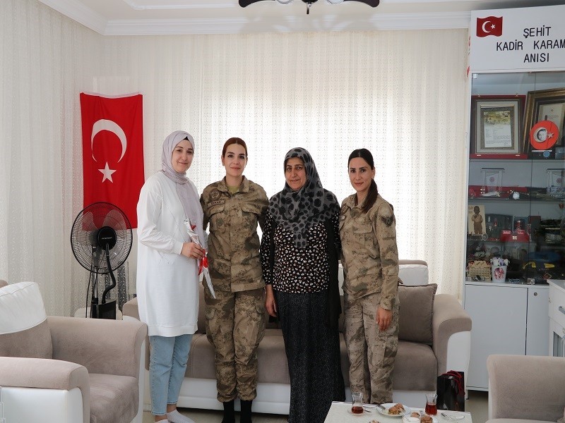 BİNGÖL’DE JANDARMA KOMUTANLIĞI PERSONELİ, KENT MERKEZİNDE İKAMET EDEN ŞEHİT EŞLERİNİ