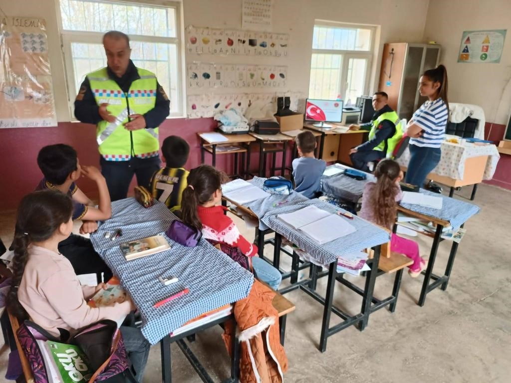 BİNGÖL’DE İL JANDARMA KOMUTANLIĞI TARAFINDAN KÖY OKULUNDAKİ ÖĞRENCİLERE TRAFİK EĞİTİMİ