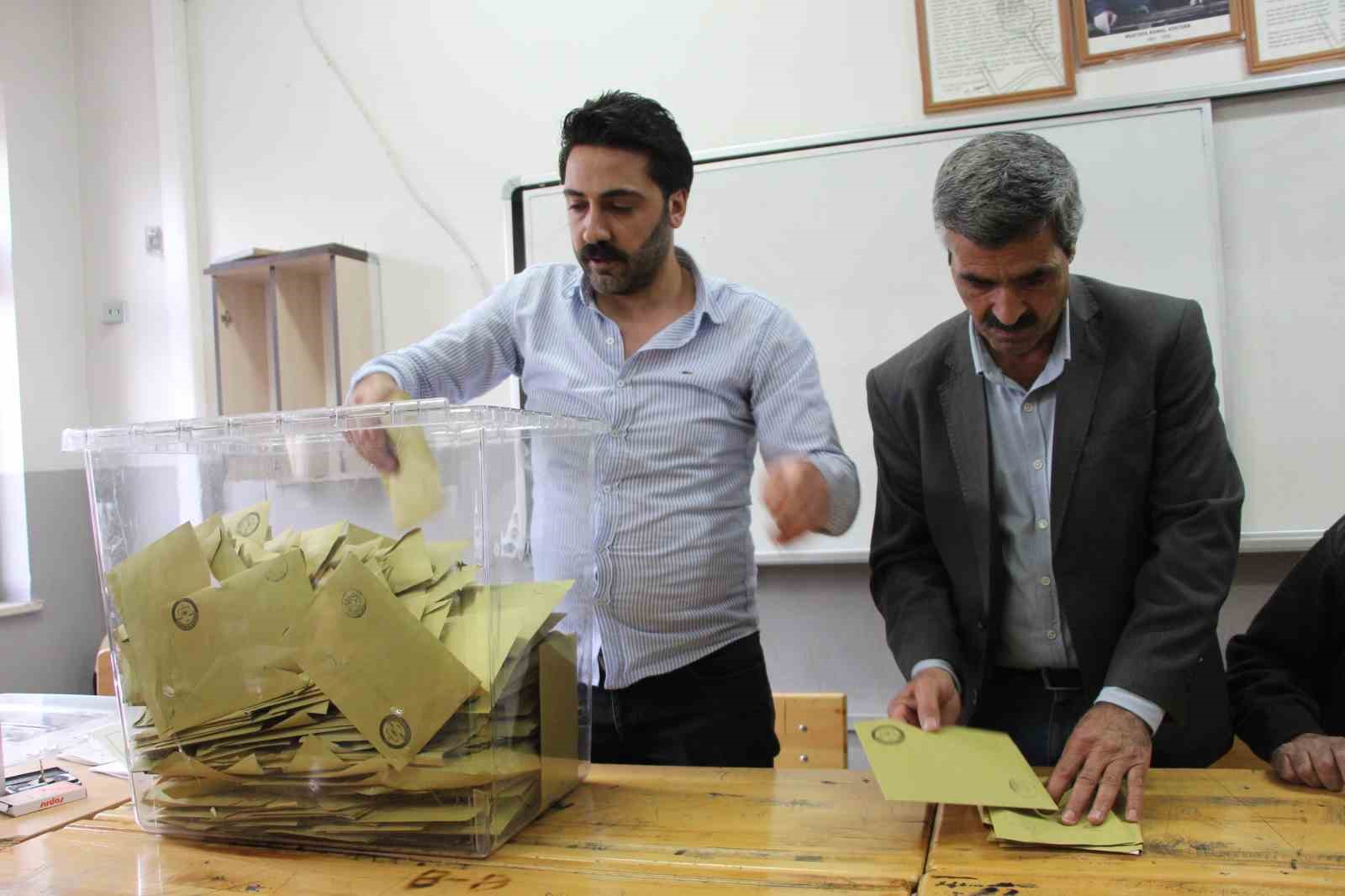ÜLKE GENELİNDE OLDUĞU GİBİ BİNGÖL’DE DE VATANDAŞLARIN OY KULLANMA İŞLEMİ