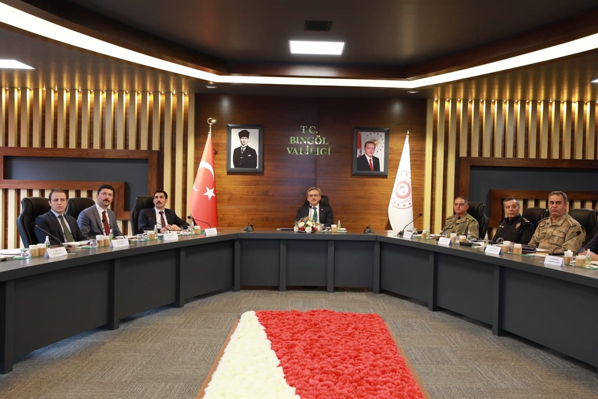 BİNGÖL’DE VALİ KADİR EKİNCİ BAŞKANLIĞINDA SEÇİM GÜVENLİĞİ TOPLANTISI YAPILDI.