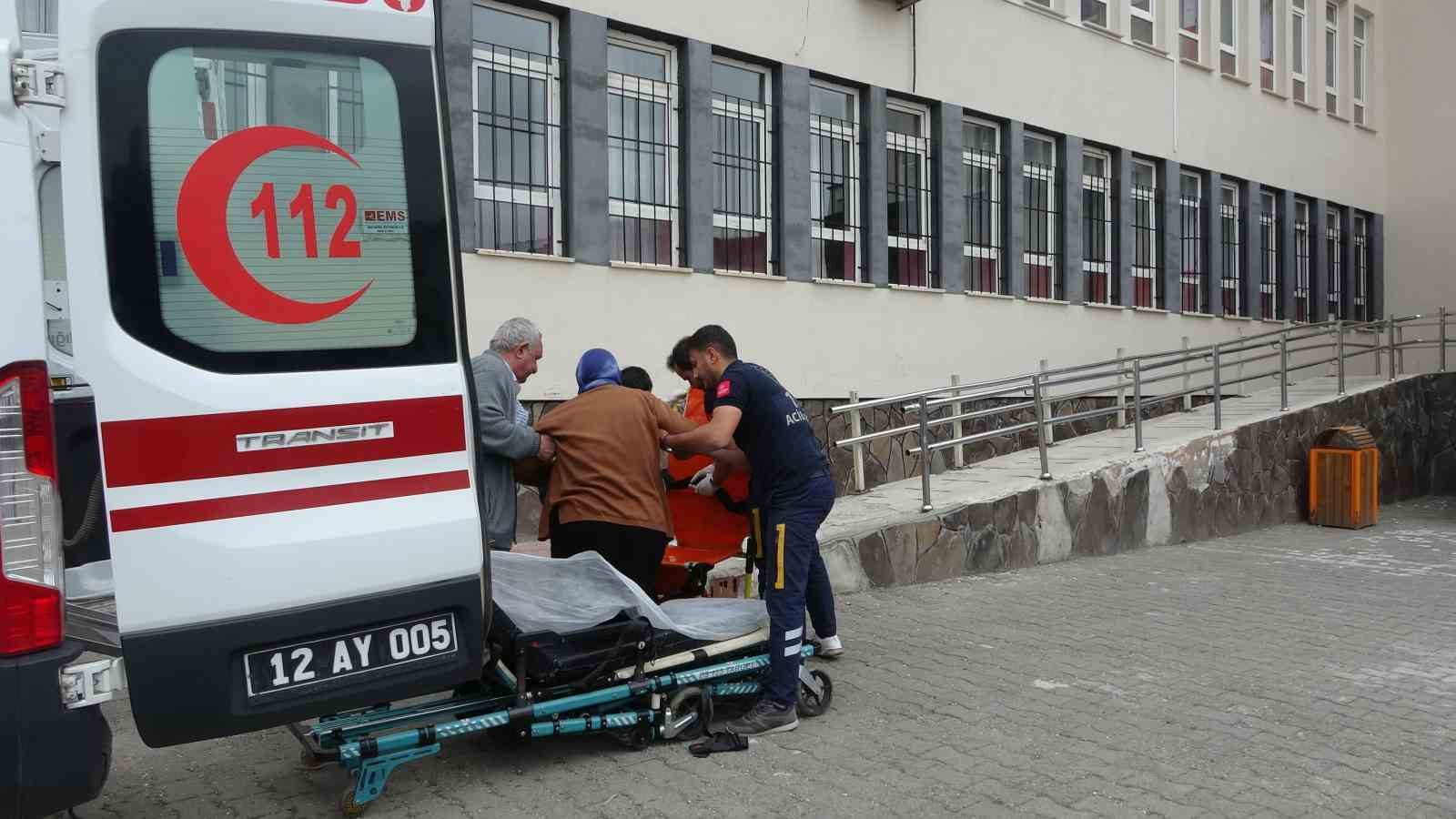 BİNGÖL’DE YAŞLI VE HASTA VATANDAŞLAR, CUMHURBAŞKANLIĞI SEÇİMİNDE AMBULANSLA OY KULLANMAYA