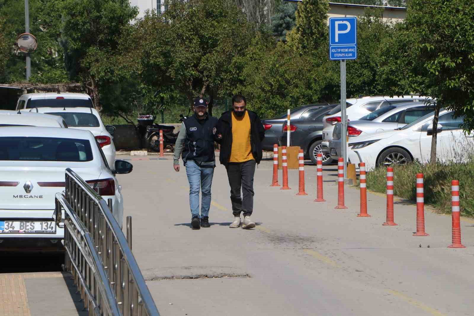 ADANA'DA ÜLKEYE KAÇAK YOLLARLA GÖÇMEN SOKAN 3 KİŞİ TUTUKLANDI
